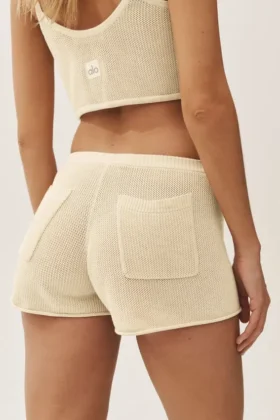Pantalones cortos Heatwave de seda y cachemira de talle medio – Beige arena