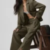 Pantalones «Cosmopolitan» de talle medio con botones a presión - Olive Tree