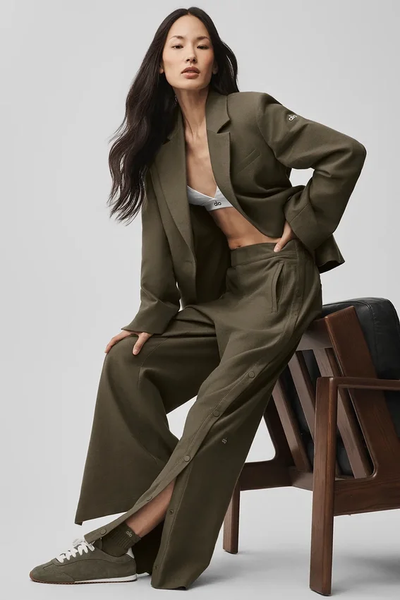 Pantalones «Cosmopolitan» de talle medio con botones a presión - Olive Tree