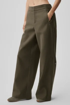 Pantalones «Cosmopolitan» de talle medio con botones a presión – Olive Tree