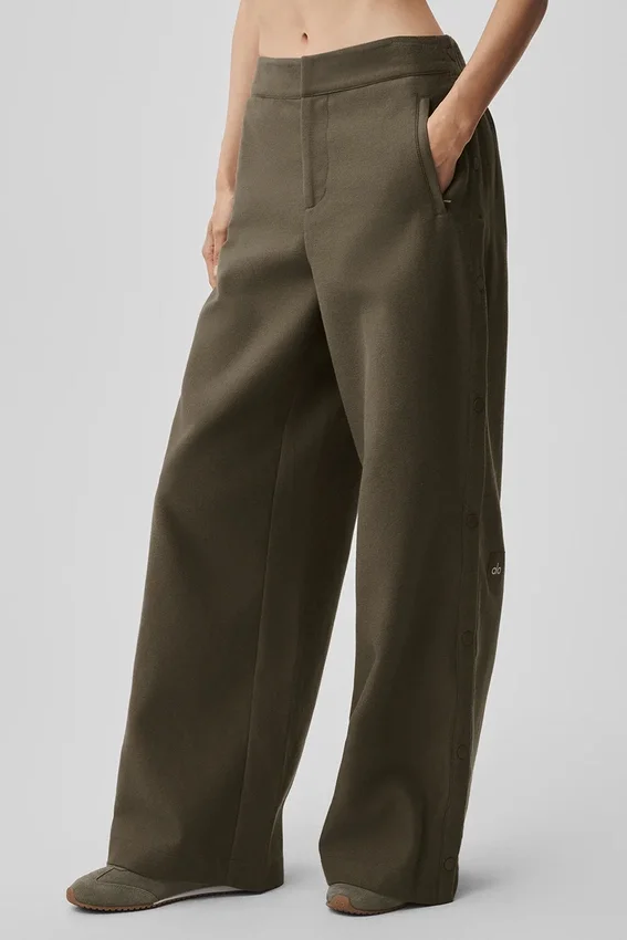 Pantalones «Cosmopolitan» de talle medio con botones a presión - Olive Tree