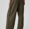 Pantalones «Cosmopolitan» de talle medio con botones a presión - Olive Tree