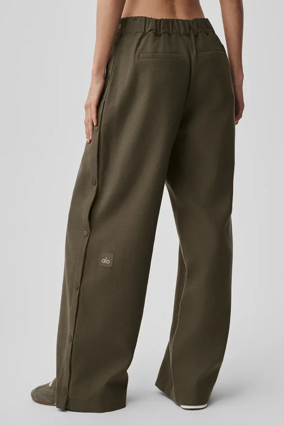 Pantalones «Cosmopolitan» de talle medio con botones a presión - Olive Tree