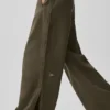Pantalones «Cosmopolitan» de talle medio con botones a presión - Olive Tree