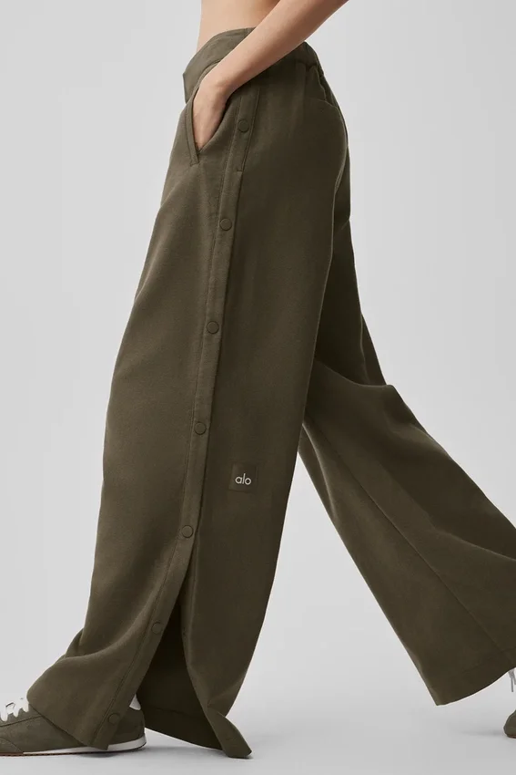 Pantalones «Cosmopolitan» de talle medio con botones a presión - Olive Tree