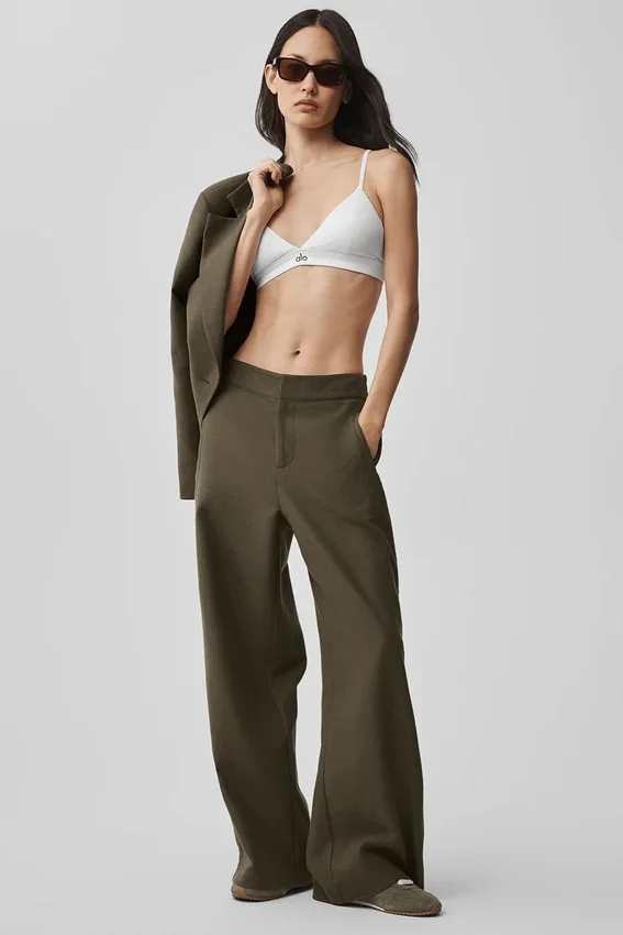 Pantalones «Cosmopolitan» de talle medio con botones a presión - Olive Tree