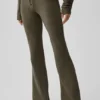 Pantalones de chándal Sway de corte acampanado - Olivo