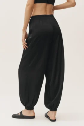 Pantalones High-Waist «Radiance» de mezcla de seda – Negro