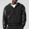 Selecciona la chaqueta bomber con capucha - Negra