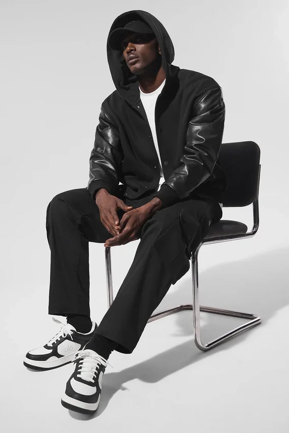 Selecciona la chaqueta bomber con capucha - Negra