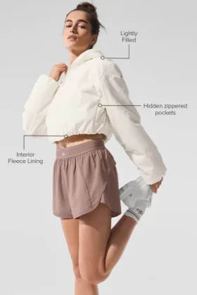 Sudadera con capucha y cremallera completa «Mountain Peak» de corte corto – Marfil