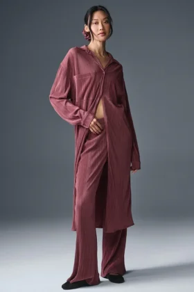 Vestido camisero con microplisado — Burdeos trufa