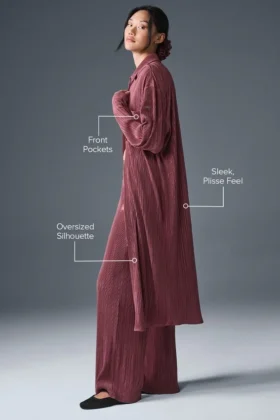 Vestido camisero con microplisado — Burdeos trufa