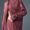 Vestido camisero con microplisado — Burdeos trufa