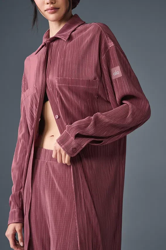 Vestido camisero con microplisado — Burdeos trufa